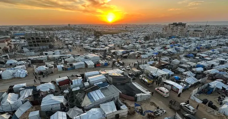 তাঁবু খাটিয়ে থাকছেন হাজার হাজার অসহায় ফিলিস্তিনি